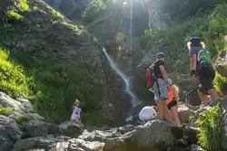 Селфи на фоне водопада Поликаря
