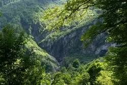 Водопад Поликаря, вид сквозь кроны деревьев