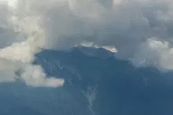 Вершины Кавказских гор в облаках