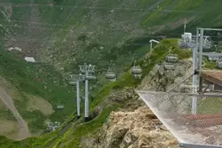 Канатная дорога «Аибга» скрывается за горой