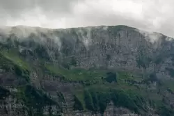 Облака перелезают через хребет Аибга