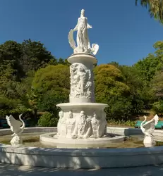 Дендрарий Сочи, фонтан «Сказка» — центральная скульптура «Царевна Лебедь»
