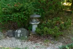 Каменный фонарь в Японском садике Дендрария Сочи