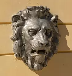 Маскарон в виде головы льва в парке Дендрарий в Сочи