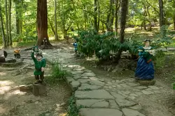 Поляна гномов в парке Дендрарий в Сочи