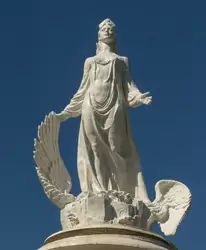 Скульптура «Царевна Лебедь» Дендрария в Сочи