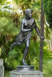 Скульптура на центральной лестнице в парке Дендрарий в Сочи