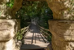 Висячий мост в парке Дендрарий в Сочи