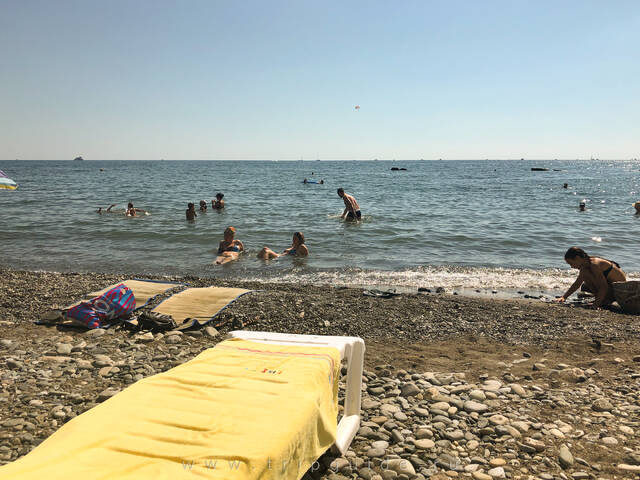 Галька на пляже «Солнечный» в Сочи