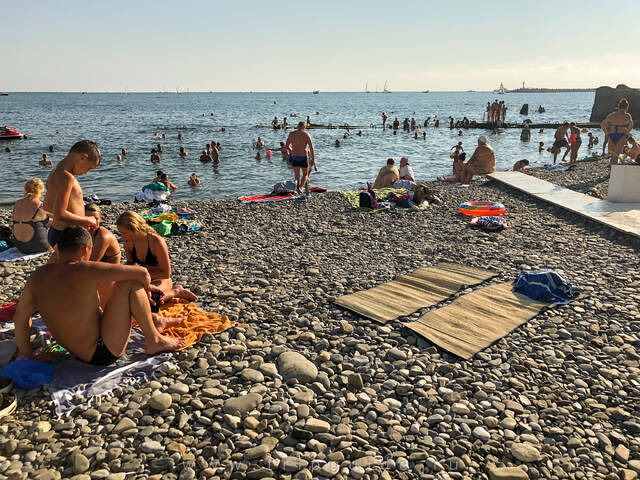 Пляжи Сочи: 5–10 метров у воды предназначены для отдыхающих на собственных полотенцах и пенках (бесплатно)