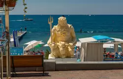 Скульптура «Нептун» на набережной Сочи