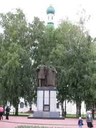 Памятник основателям города в кремле