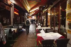 Улица Мясников (de Bouchers) наполнена уютными ресторанчиками