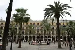 Достопримечательности Барселоны: Королевская площадь