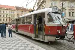 Трамваи и старинные авто в Праге