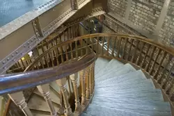 Винтовая лестница внутри Тауэрского моста