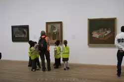 Детей учат современному искусству в Галере Тейт Модерн в Лондоне