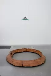 «Terracotta Circle» — Gilberto Zorio / «Круг из обожжённой глины» — Гилберто Зорио — диаметр круга основан на длине рук художника, а маленькая стеклянная платформа показывает высоту головы