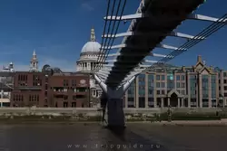 Мост Миллениум и купол собора Святого Павла в Лондоне