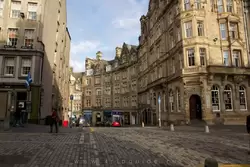 Кривая улица Кокберн, уходящая вниз в Эдинбурге