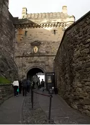 Ворота с подъёмной решёткой. В центре — щит с королевским гербом Шотландии