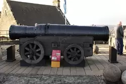Пушка Монс Мэг (Mons Meg) стреляла каменными ядрами весом 330 пудов (150 кг). Названа в честь города в Бельгии, где была отлита