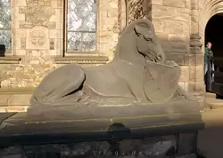 Единорог с гербом Шотландии охраняет вход в Национальный военный мемориал