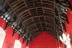 Древний сводчатый потолок с открытым переплетением балок в Грейт-Холле