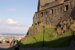Замок построен прямо на скале