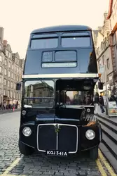 Двухэтажный туристический автобус в Эдинбурге с пугающим человеком-призраком внутри