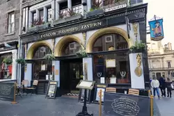 Deacon Brodies tavern — таверна названа в честь диакона Уильяма Броди, который стал вдохновителем романа Р.Л. Стивенсона «Странная история доктора Джекила и мистера Хайда»
