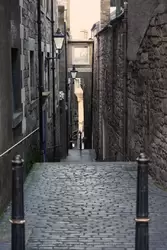 Узкие переулки спускаются от главной улицы Эдинбурга