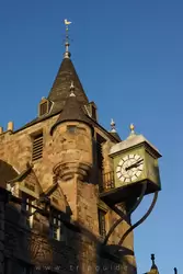 Двухсторонние часы и сторожевая башенка в бывшей тюрьме Канангейт