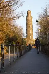 Памятник Нельсону в Эдинбурге в виде подзорной трубы