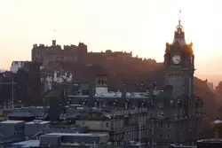 Эдинбургский замок и башня отеля Балморал