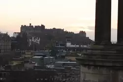 Вид на замок Эдинбурга вечером