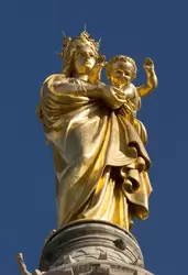 Дева Мария с младенцем на вершине башни
