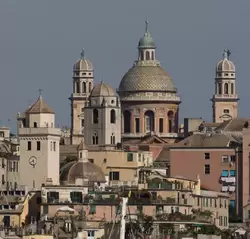 Вид на центр Генуи с корабля