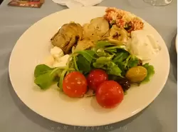 Шведский стол на Tallink Romantika — артишоки, помидорчик черри, несколько видов оливок и сыра