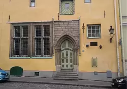 Жилой дом середины 15 века, теперь в нем Таллинский городской музей
