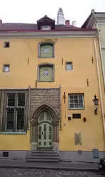 Жилой дом середины 15 века, теперь в нем Таллинский городской музей