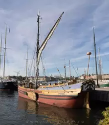 Старинные яхты у берега острова Юргорден