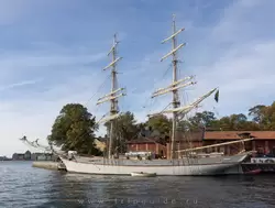 Парусник «Три короны» (<span lang=sv>Tre Kronor</span>), который участвовал в Алых парусах (на стоянке в Стокгольме)