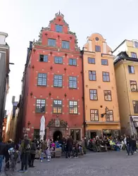 Дом Шантца (красный) и дом Сейфритца (желтый) на Большой площади Стокгольма