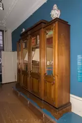 Ореховый 4-х дверный шкаф с книгами из коллекции Абрахама — вероятно стоял в мужском кабинете. Есть такой же 2-х дверный шкаф, но для размещения более 3500 книг было необходимо намного больше места