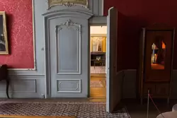 Красная спальня — эта комната меньше, чем комната напротив. Чтобы двери в коридоре были напротив и сохранилась симметрия внутри комнаты, была сделана фальш-дверь увенчанная гризалью