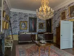 Комната с птицами — в 18 веке комната была перестроена под библиотеку с встроенными шкафами из дубовых панелей