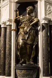 Памятник Вильгельму Оранскому — четыре фигуры женщин символизируют свободу, равенство, веру, силу и мужество