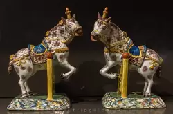 Пара прыгающих лошадей (1765-1785) — фаянсовые фигурки украшали столы и камины. Прыгающие через преграду лошади были популярным сюжетом