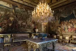Большой салон, в центре — люстра, привезенная из дворца Тюильри в Фонтенбло